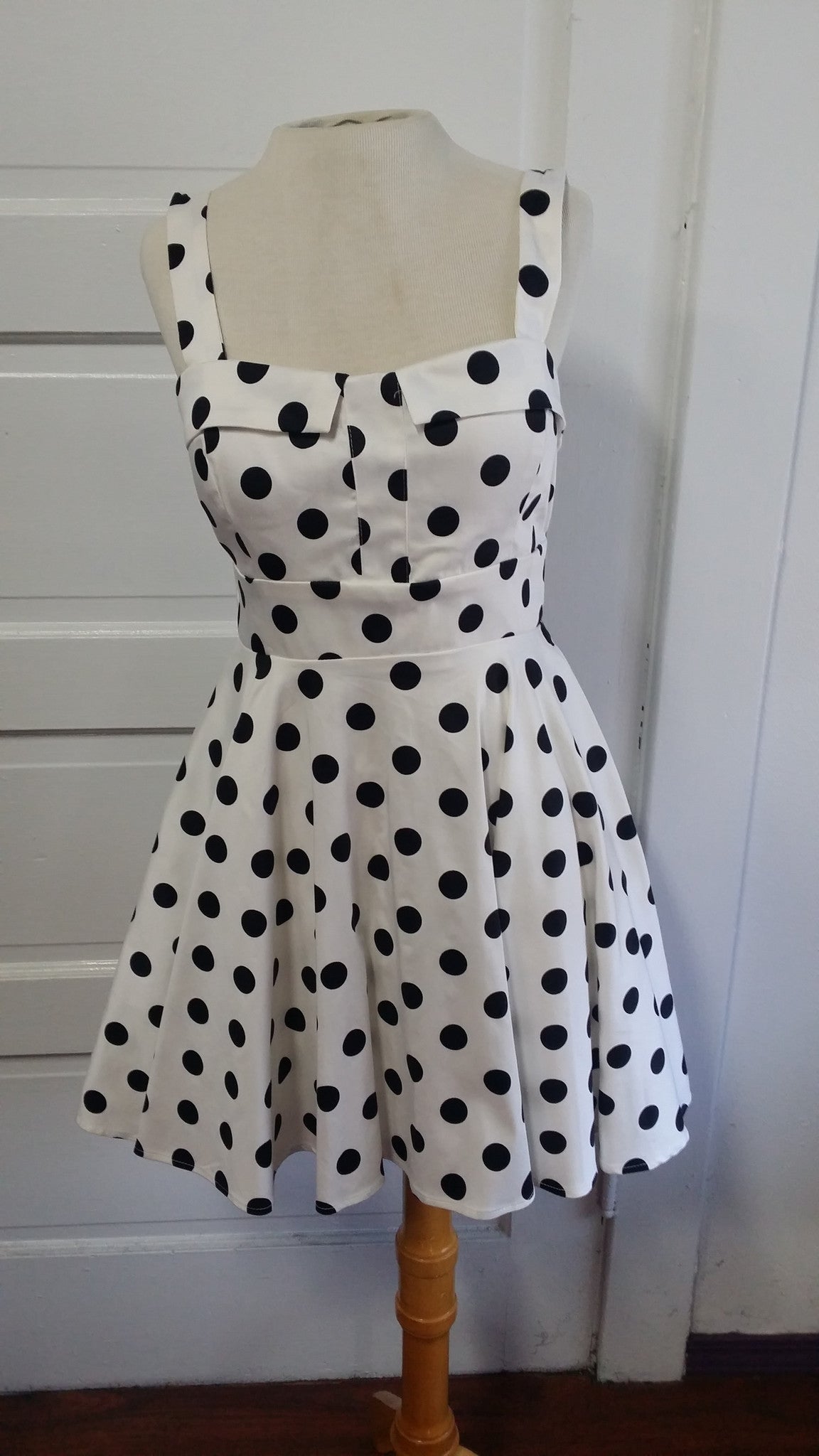 retro black and white polka dot dress Vintage style polka-dot – Fairy Tales Boutique Noelia Textured Jersey Open Step into mod perfection Streetwear SIZE:Custom Measurements